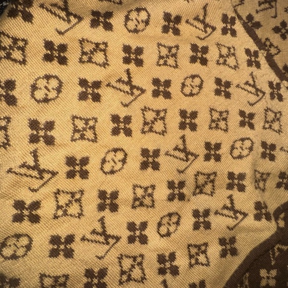 Beautiful Louis Vuitton Scarf - Picture 4 of 4